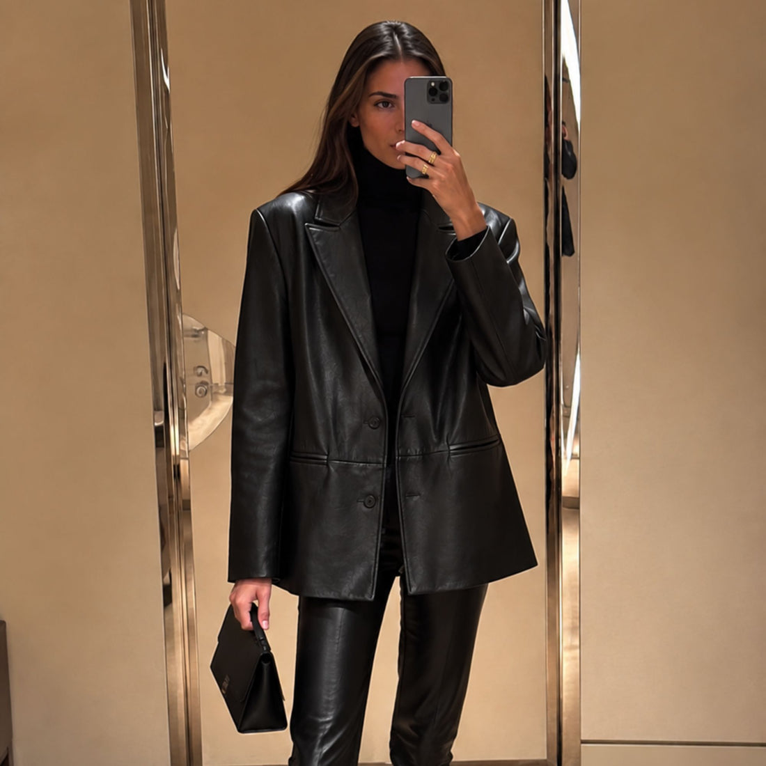 Pantaloni in pelle aderenti: quando indossarli e con cosa abbinarli